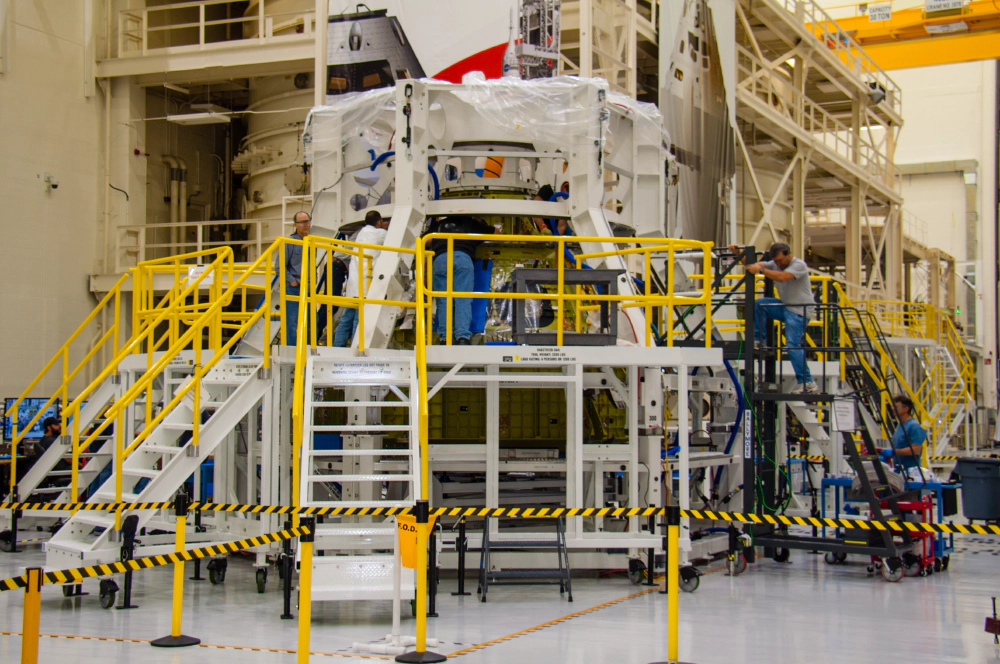 Orion - Mounting atmosphere container to support structure